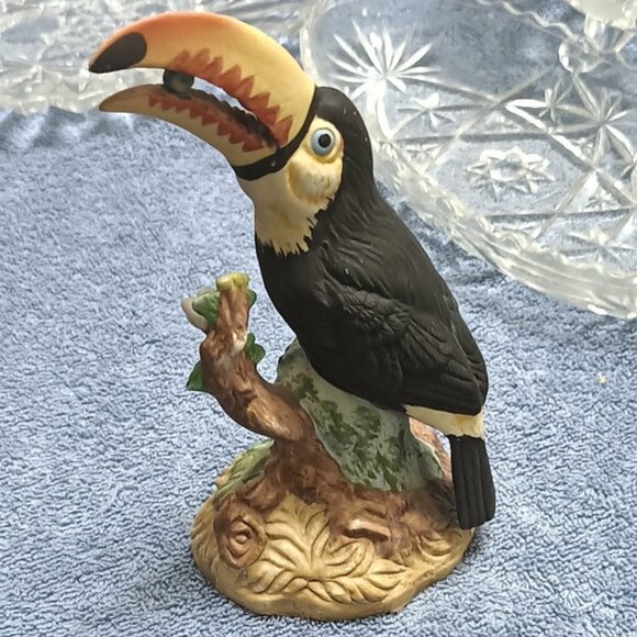 Vintage J Byron Royal Crown Porcelain Toucan. Hand Painted - Picture 3 of 5